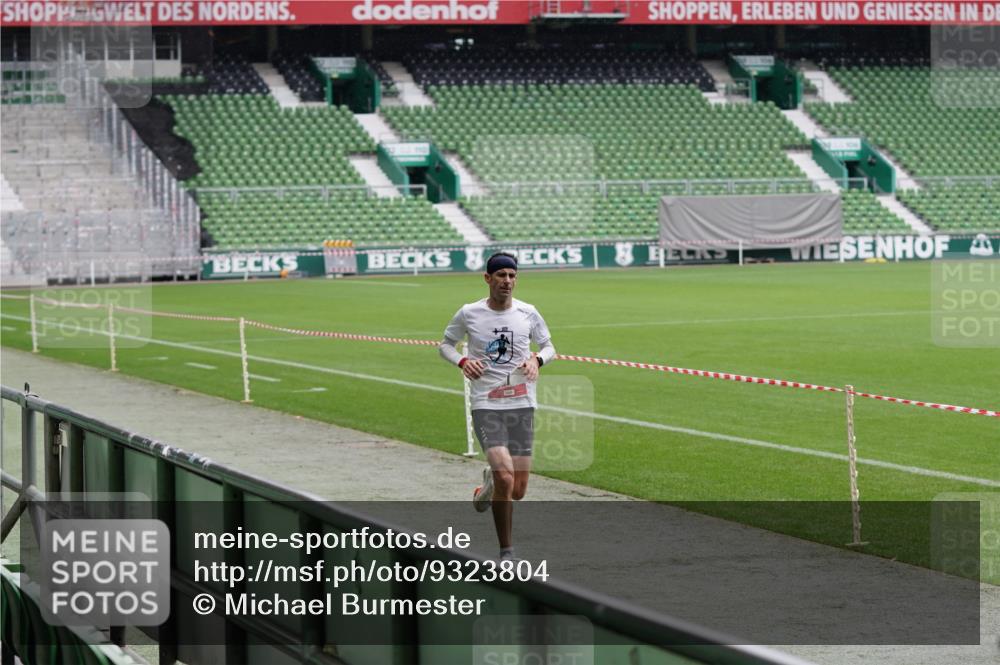 05.10.2025 - 20. swb-Marathon Bremen Michael Burmester http://msf.ph/oto/9323804 05.10.2025 12:11:28 Laufen im Stadion 1, 1620 meine-sportfotos.de