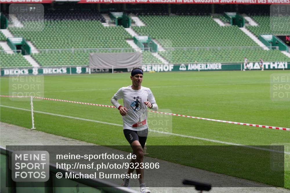 05.10.2025 - 20. swb-Marathon Bremen Michael Burmester http://msf.ph/oto/9323806 05.10.2025 12:11:29 Laufen im Stadion 1, 1620 meine-sportfotos.de