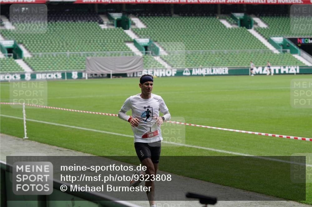 05.10.2025 - 20. swb-Marathon Bremen Michael Burmester http://msf.ph/oto/9323808 05.10.2025 12:11:29 Laufen im Stadion 1, 1620 meine-sportfotos.de