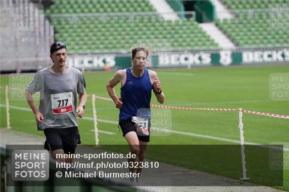 05.10.2025 - 20. swb-Marathon Bremen Michael Burmester http://msf.ph/oto/9323810 05.10.2025 12:12:08 Laufen im Stadion 1, 717, 2053 meine-sportfotos.de