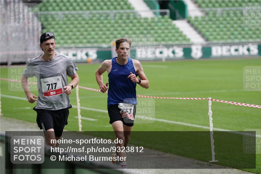05.10.2025 - 20. swb-Marathon Bremen Michael Burmester http://msf.ph/oto/9323812 05.10.2025 12:12:08 Laufen im Stadion 1, 717, 2053 meine-sportfotos.de
