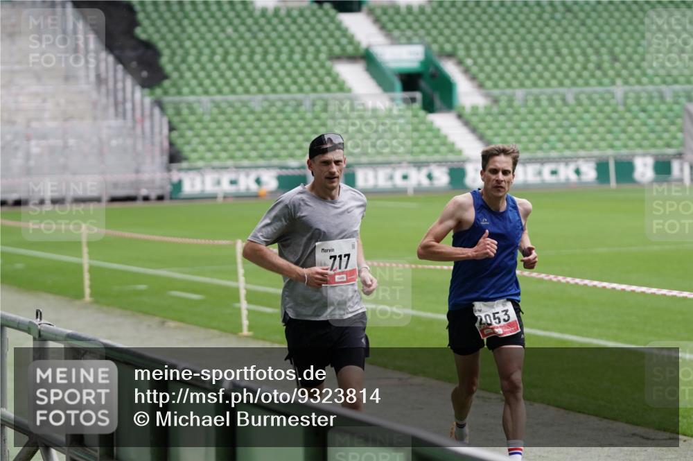 05.10.2025 - 20. swb-Marathon Bremen Michael Burmester http://msf.ph/oto/9323814 05.10.2025 12:12:09 Laufen im Stadion 1, 717, 2053 meine-sportfotos.de