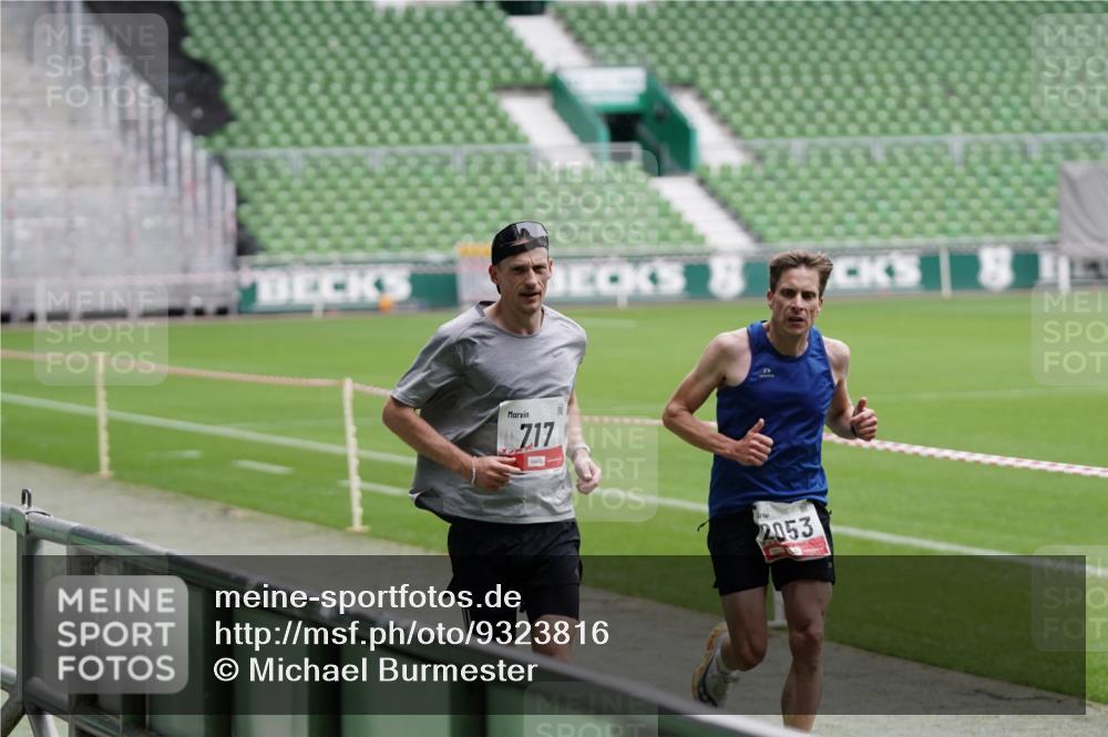 05.10.2025 - 20. swb-Marathon Bremen Michael Burmester http://msf.ph/oto/9323816 05.10.2025 12:12:09 Laufen im Stadion 1, 717, 2053 meine-sportfotos.de