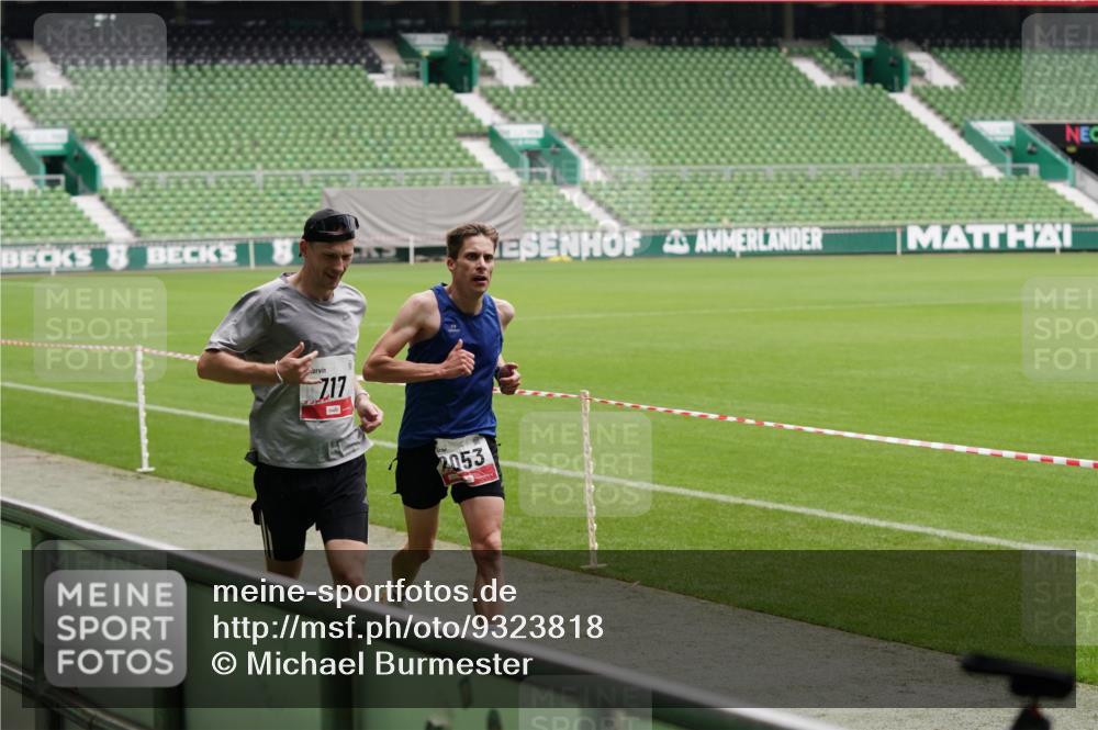 05.10.2025 - 20. swb-Marathon Bremen Michael Burmester http://msf.ph/oto/9323818 05.10.2025 12:12:10 Laufen im Stadion 1, 717, 2053 meine-sportfotos.de