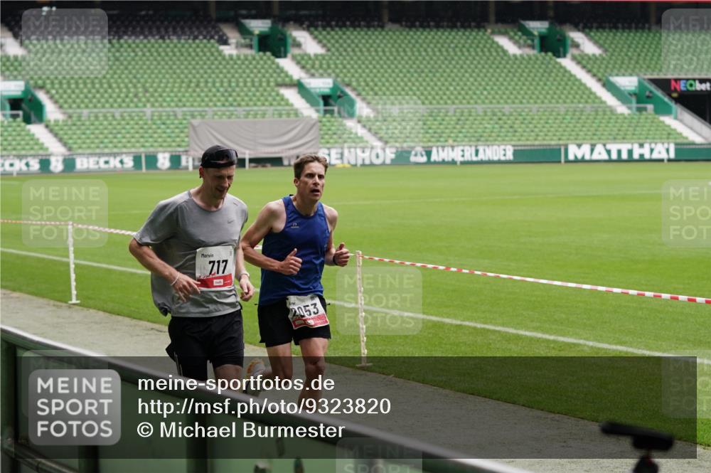 05.10.2025 - 20. swb-Marathon Bremen Michael Burmester http://msf.ph/oto/9323820 05.10.2025 12:12:10 Laufen im Stadion 1, 717, 2053 meine-sportfotos.de