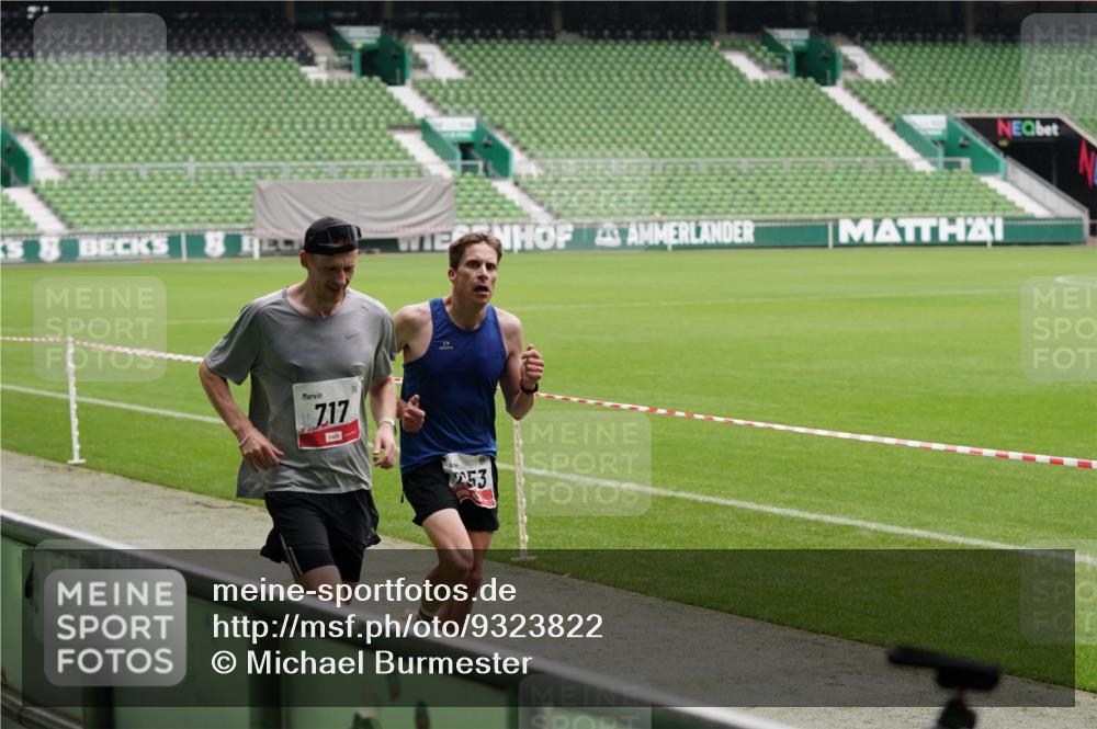 05.10.2025 - 20. swb-Marathon Bremen Michael Burmester http://msf.ph/oto/9323822 05.10.2025 12:12:10 Laufen im Stadion 1, 717, 2053 meine-sportfotos.de