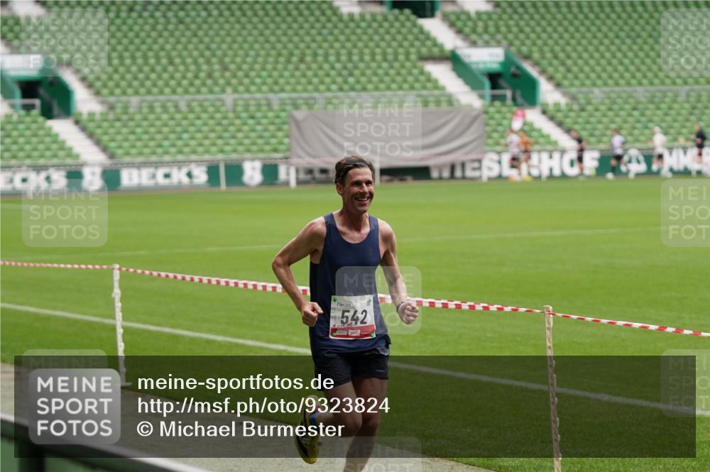 05.10.2025 - 20. swb-Marathon Bremen Michael Burmester http://msf.ph/oto/9323824 05.10.2025 12:12:21 Laufen im Stadion 1, 542, 717, 2053, 1 meine-sportfotos.de