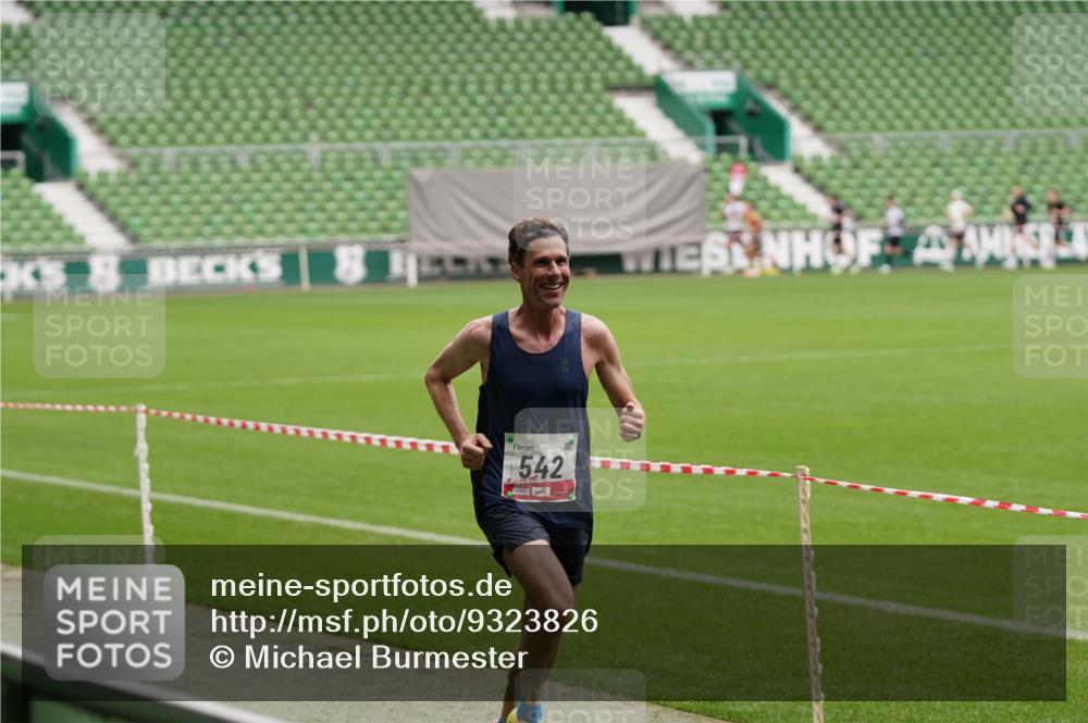 05.10.2025 - 20. swb-Marathon Bremen Michael Burmester http://msf.ph/oto/9323826 05.10.2025 12:12:21 Laufen im Stadion 1, 542, 717, 2053, 1 meine-sportfotos.de