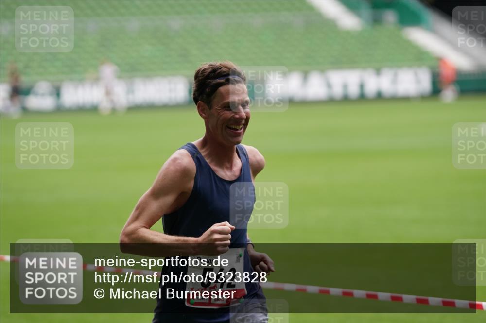 05.10.2025 - 20. swb-Marathon Bremen Michael Burmester http://msf.ph/oto/9323828 05.10.2025 12:12:22 Laufen im Stadion 542, 717, 2053, 1 meine-sportfotos.de