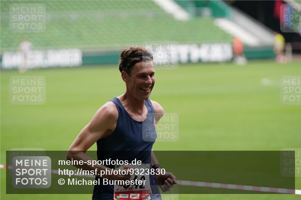 05.10.2025 - 20. swb-Marathon Bremen Michael Burmester http://msf.ph/oto/9323830 05.10.2025 12:12:22 Laufen im Stadion 542, 717, 2053, 1 meine-sportfotos.de
