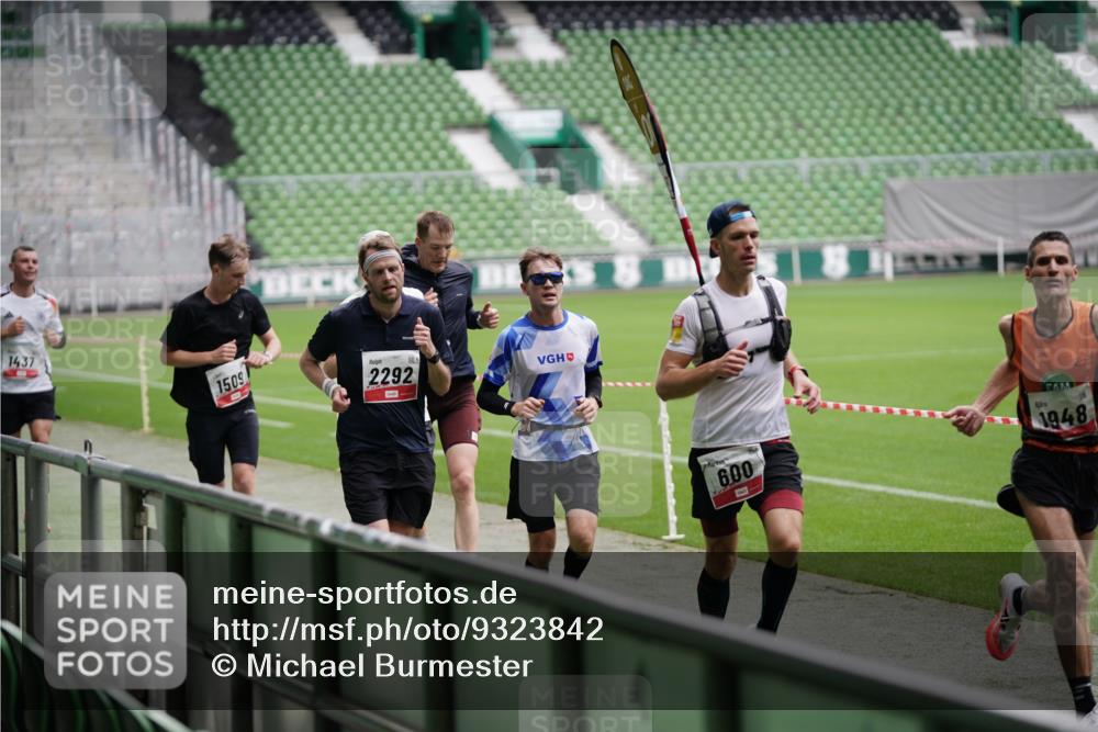 05.10.2025 - 20. swb-Marathon Bremen Michael Burmester http://msf.ph/oto/9323842 05.10.2025 12:12:56 Laufen im Stadion 529, 542, 600, 717, 1113, 1437, 1509, 1948, 2053, 2159, 2292 meine-sportfotos.de