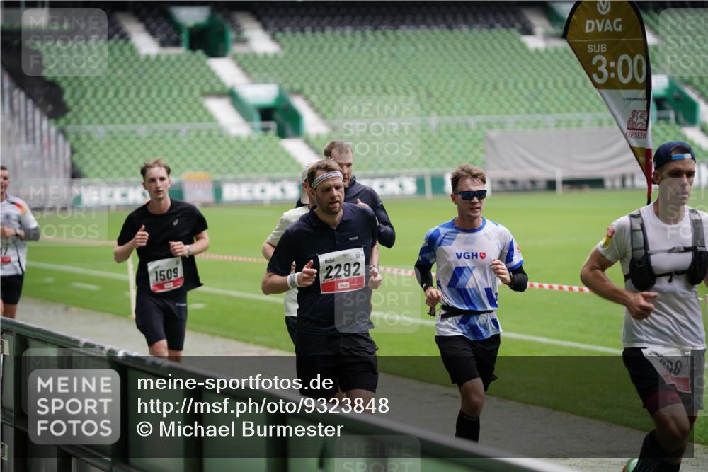 05.10.2025 - 20. swb-Marathon Bremen Michael Burmester http://msf.ph/oto/9323848 05.10.2025 12:12:57 Laufen im Stadion 529, 542, 600, 717, 1113, 1437, 1509, 1771, 1948, 2053, 2116, 2159, 2292 meine-sportfotos.de