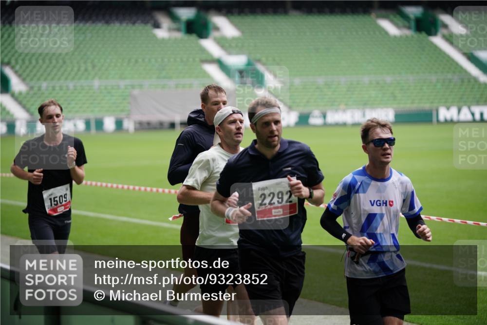 05.10.2025 - 20. swb-Marathon Bremen Michael Burmester http://msf.ph/oto/9323852 05.10.2025 12:12:58 Laufen im Stadion 529, 542, 600, 717, 1113, 1437, 1509, 1771, 1948, 2053, 2116, 2159, 2292 meine-sportfotos.de