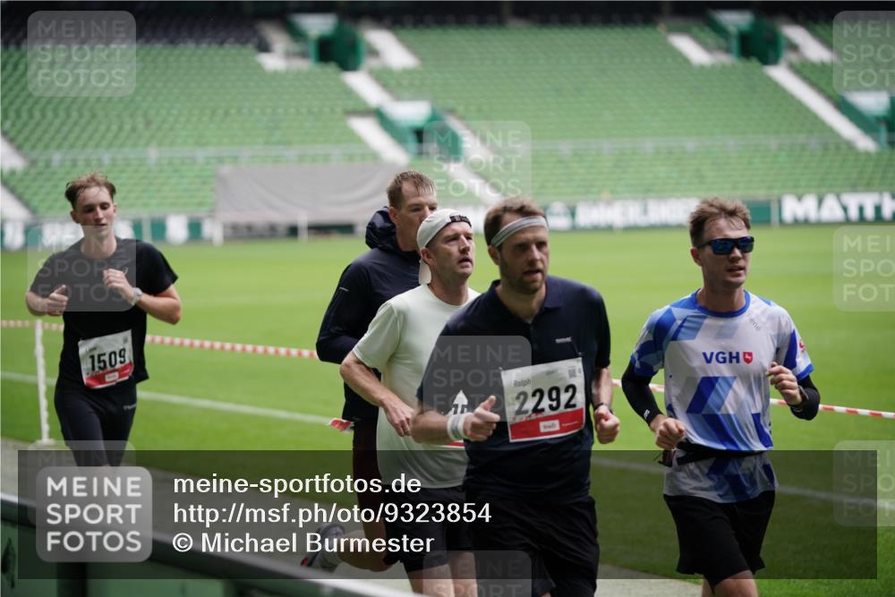 05.10.2025 - 20. swb-Marathon Bremen Michael Burmester http://msf.ph/oto/9323854 05.10.2025 12:12:58 Laufen im Stadion 529, 542, 600, 717, 1113, 1437, 1509, 1771, 1948, 2053, 2116, 2159, 2292 meine-sportfotos.de