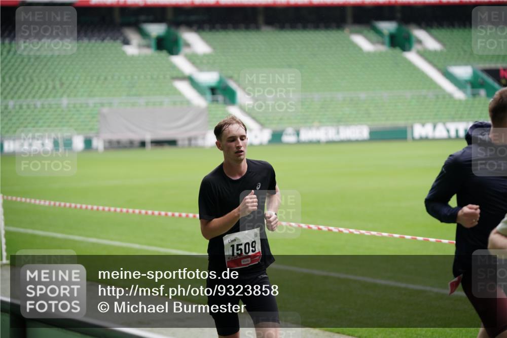 05.10.2025 - 20. swb-Marathon Bremen Michael Burmester http://msf.ph/oto/9323858 05.10.2025 12:12:59 Laufen im Stadion 529, 542, 600, 717, 1113, 1437, 1509, 1771, 1948, 2053, 2116, 2159, 2292 meine-sportfotos.de