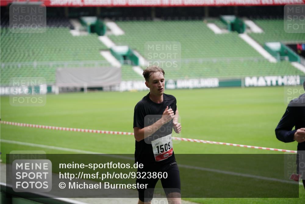 05.10.2025 - 20. swb-Marathon Bremen Michael Burmester http://msf.ph/oto/9323860 05.10.2025 12:12:59 Laufen im Stadion 529, 542, 600, 717, 1113, 1437, 1509, 1771, 1948, 2053, 2116, 2159, 2292 meine-sportfotos.de