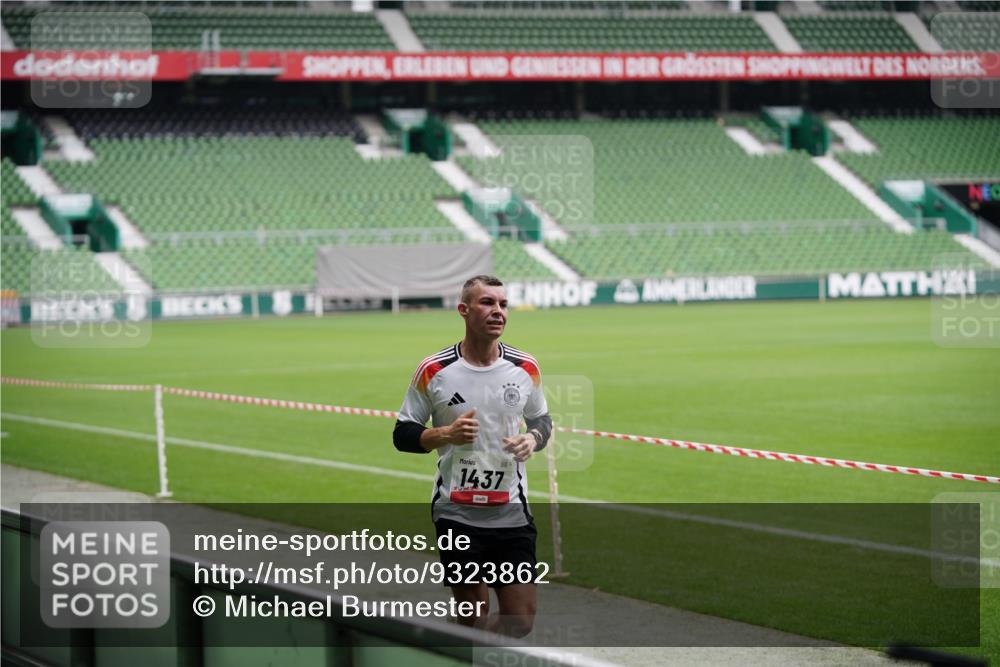 05.10.2025 - 20. swb-Marathon Bremen Michael Burmester http://msf.ph/oto/9323862 05.10.2025 12:13:00 Laufen im Stadion 529, 542, 600, 717, 1113, 1437, 1509, 1771, 1948, 2053, 2116, 2159, 2292, 717 meine-sportfotos.de