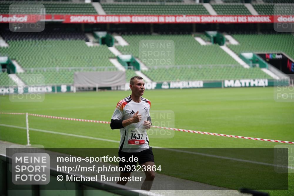05.10.2025 - 20. swb-Marathon Bremen Michael Burmester http://msf.ph/oto/9323864 05.10.2025 12:13:01 Laufen im Stadion 529, 542, 600, 1113, 1437, 1509, 1771, 1948, 2053, 2116, 2159, 2292, 717, 2053 meine-sportfotos.de