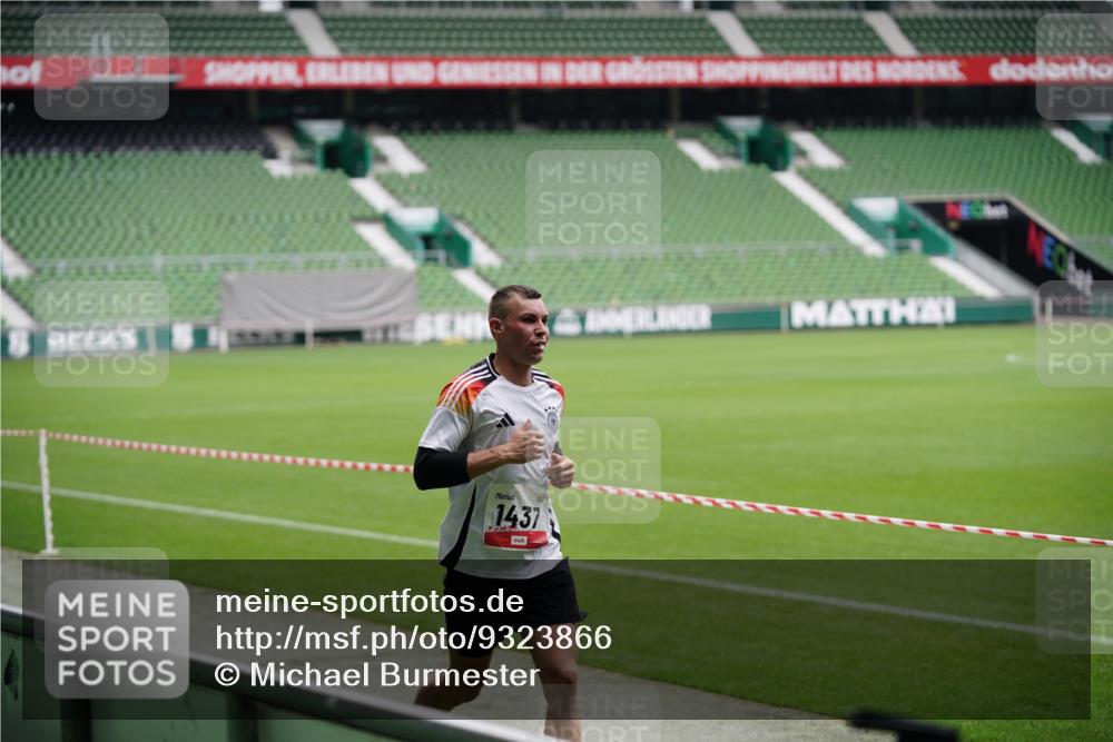 05.10.2025 - 20. swb-Marathon Bremen Michael Burmester http://msf.ph/oto/9323866 05.10.2025 12:13:01 Laufen im Stadion 529, 542, 600, 1113, 1437, 1509, 1771, 1948, 2053, 2116, 2159, 2292, 717, 2053 meine-sportfotos.de