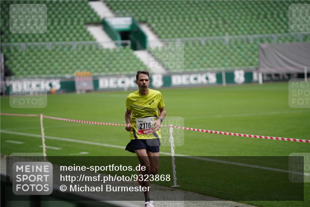 05.10.2025 - 20. swb-Marathon Bremen Michael Burmester http://msf.ph/oto/9323868 05.10.2025 12:13:04 Laufen im Stadion 410, 529, 542, 600, 1113, 1437, 1509, 1771, 1948, 2116, 2159, 2292, 717, 2053 meine-sportfotos.de