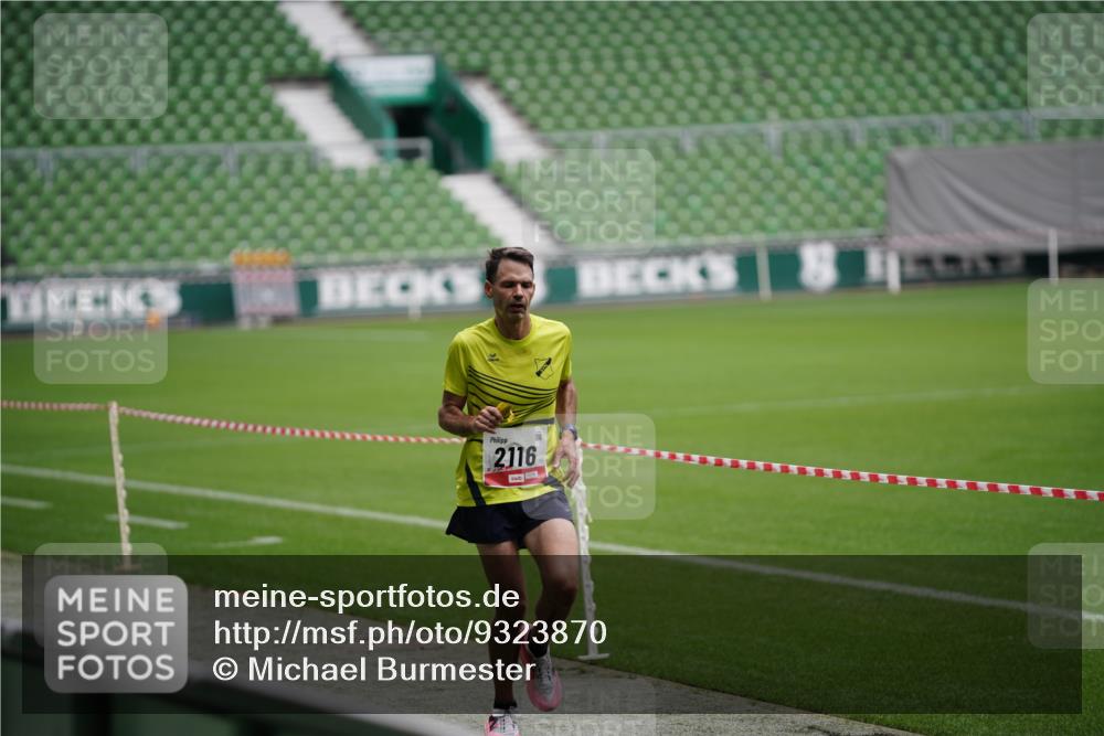 05.10.2025 - 20. swb-Marathon Bremen Michael Burmester http://msf.ph/oto/9323870 05.10.2025 12:13:04 Laufen im Stadion 410, 529, 542, 600, 1113, 1437, 1509, 1771, 1948, 2116, 2159, 2292, 717, 2053 meine-sportfotos.de