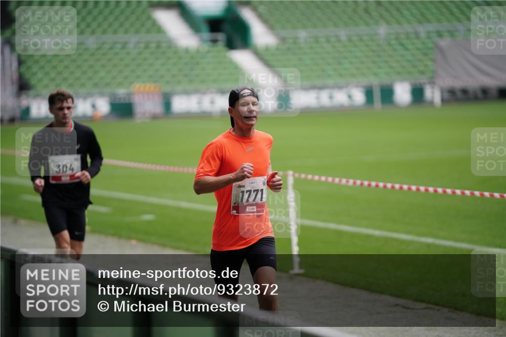 05.10.2025 - 20. swb-Marathon Bremen Michael Burmester http://msf.ph/oto/9323872 05.10.2025 12:13:09 Laufen im Stadion 304, 410, 529, 542, 600, 1113, 1437, 1509, 1771, 1948, 2116, 2159, 2292, 717, 2053 meine-sportfotos.de