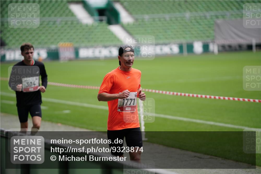 05.10.2025 - 20. swb-Marathon Bremen Michael Burmester http://msf.ph/oto/9323874 05.10.2025 12:13:09 Laufen im Stadion 304, 410, 529, 542, 600, 1113, 1437, 1509, 1771, 1948, 2116, 2159, 2292, 717, 2053 meine-sportfotos.de