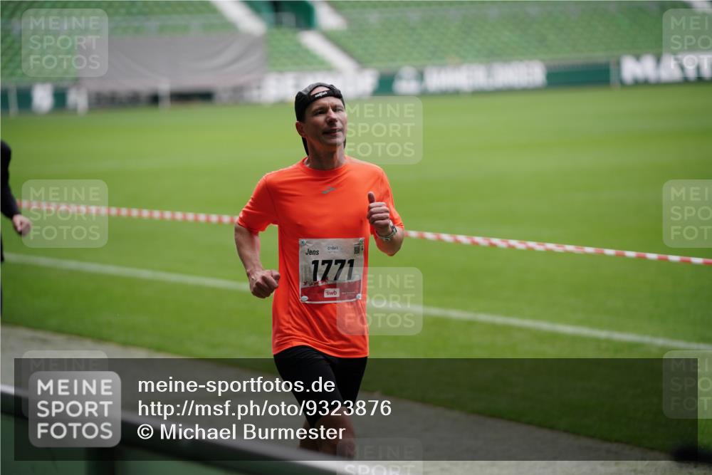 05.10.2025 - 20. swb-Marathon Bremen Michael Burmester http://msf.ph/oto/9323876 05.10.2025 12:13:10 Laufen im Stadion 304, 410, 529, 542, 600, 1113, 1437, 1509, 1771, 1948, 2116, 2159, 2292, 717, 2053 meine-sportfotos.de
