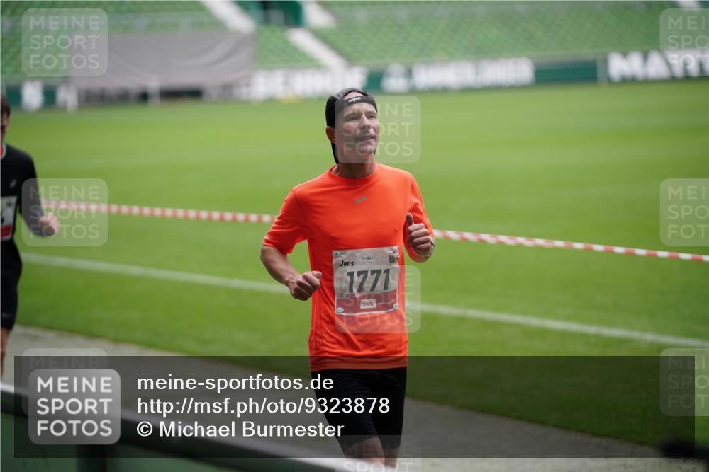 05.10.2025 - 20. swb-Marathon Bremen Michael Burmester http://msf.ph/oto/9323878 05.10.2025 12:13:11 Laufen im Stadion 304, 410, 529, 542, 600, 1113, 1437, 1509, 1771, 1948, 2116, 2159, 2292, 717, 2053 meine-sportfotos.de