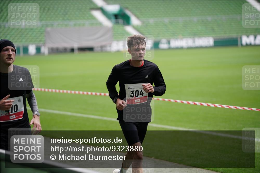 05.10.2025 - 20. swb-Marathon Bremen Michael Burmester http://msf.ph/oto/9323880 05.10.2025 12:13:11 Laufen im Stadion 304, 410, 529, 542, 600, 1113, 1437, 1509, 1771, 1948, 2116, 2159, 2292, 717, 2053 meine-sportfotos.de