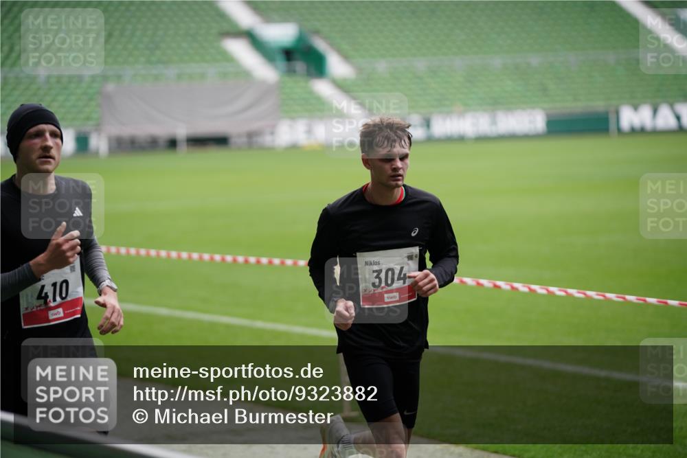 05.10.2025 - 20. swb-Marathon Bremen Michael Burmester http://msf.ph/oto/9323882 05.10.2025 12:13:12 Laufen im Stadion 304, 410, 529, 542, 600, 1113, 1437, 1509, 1771, 1948, 2116, 2159, 2292, 717, 2053 meine-sportfotos.de