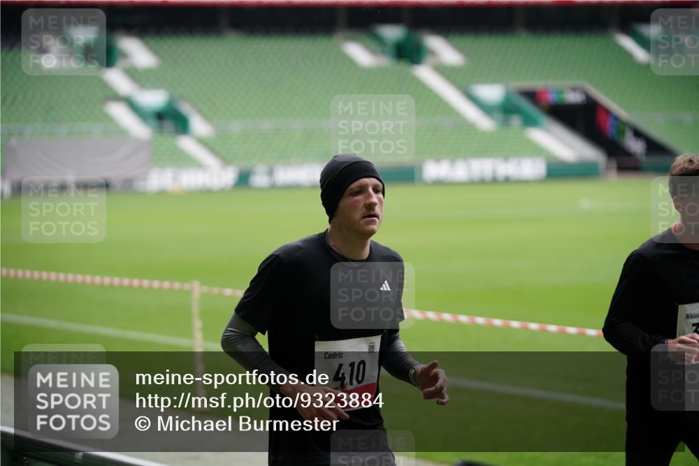 05.10.2025 - 20. swb-Marathon Bremen Michael Burmester http://msf.ph/oto/9323884 05.10.2025 12:13:12 Laufen im Stadion 304, 410, 529, 542, 600, 1113, 1437, 1509, 1771, 1948, 2116, 2159, 2292, 717, 2053 meine-sportfotos.de