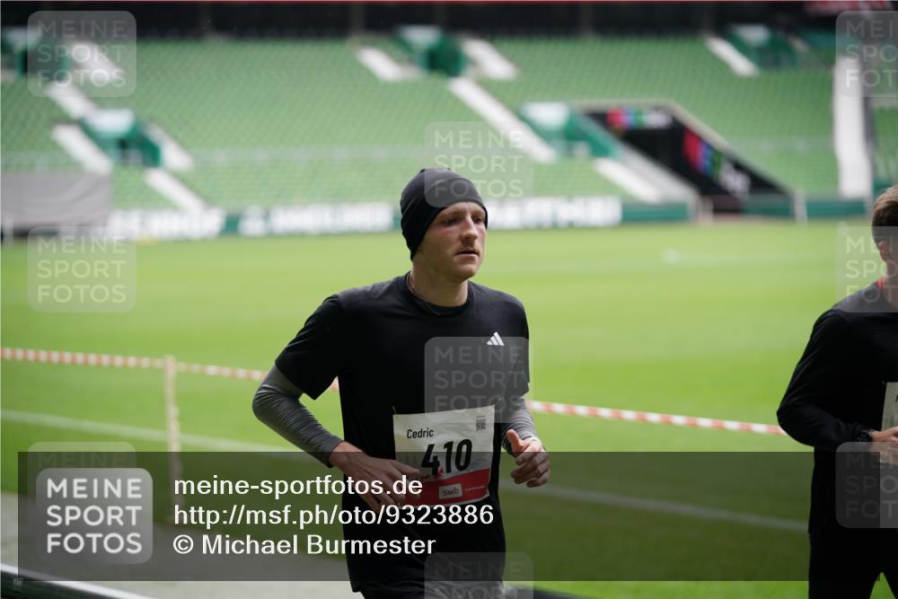 05.10.2025 - 20. swb-Marathon Bremen Michael Burmester http://msf.ph/oto/9323886 05.10.2025 12:13:13 Laufen im Stadion 304, 410, 529, 542, 600, 1113, 1437, 1509, 1771, 1948, 2116, 2159, 2292, 717, 2053 meine-sportfotos.de