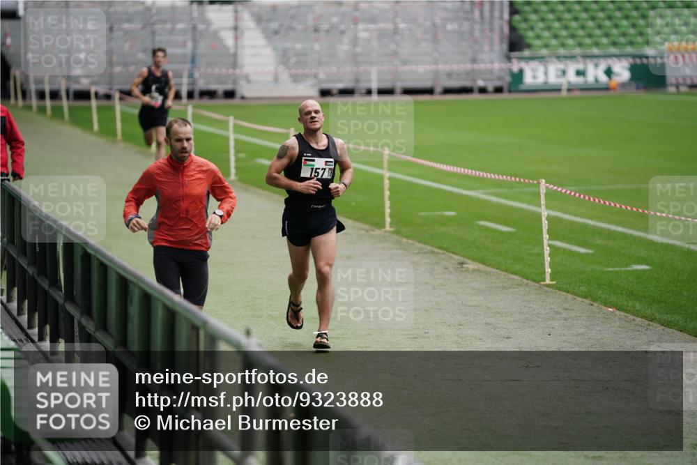 05.10.2025 - 20. swb-Marathon Bremen Michael Burmester http://msf.ph/oto/9323888 05.10.2025 12:14:19 Laufen im Stadion 157, 304, 410 meine-sportfotos.de