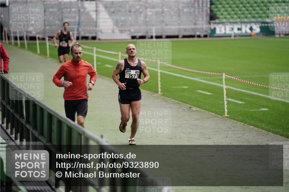 05.10.2025 - 20. swb-Marathon Bremen Michael Burmester http://msf.ph/oto/9323890 05.10.2025 12:14:19 Laufen im Stadion 157, 304, 410 meine-sportfotos.de