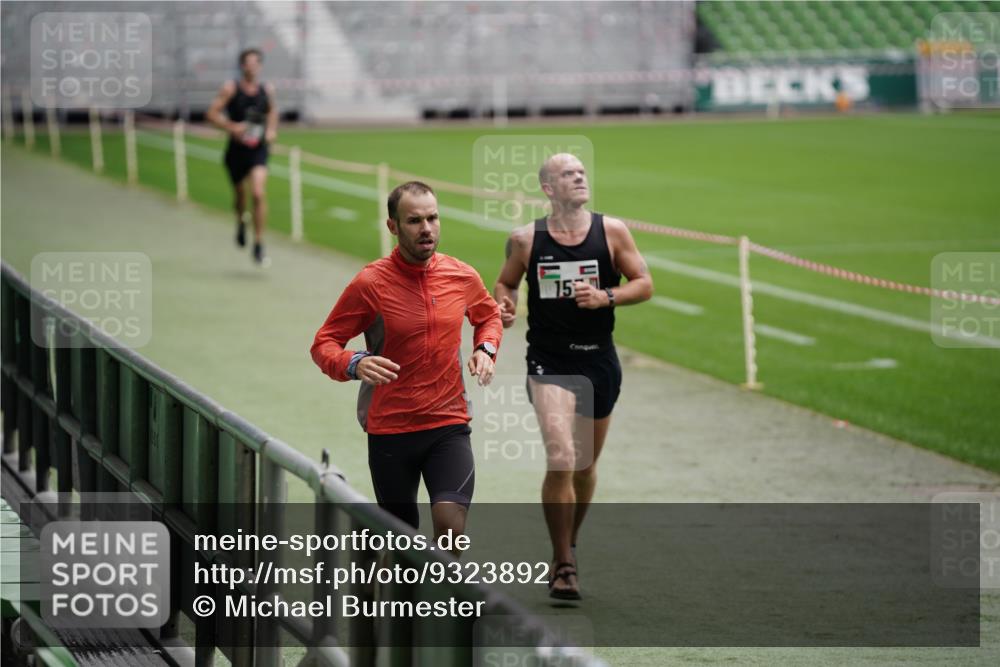 05.10.2025 - 20. swb-Marathon Bremen Michael Burmester http://msf.ph/oto/9323892 05.10.2025 12:14:20 Laufen im Stadion 157, 304, 410 meine-sportfotos.de