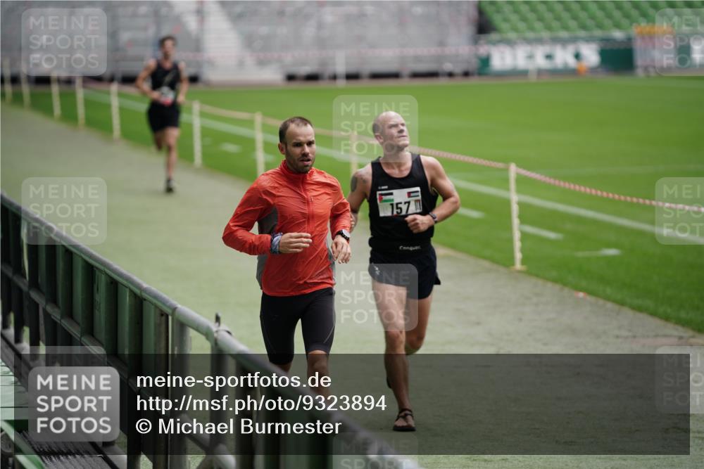 05.10.2025 - 20. swb-Marathon Bremen Michael Burmester http://msf.ph/oto/9323894 05.10.2025 12:14:20 Laufen im Stadion 157, 304, 410 meine-sportfotos.de