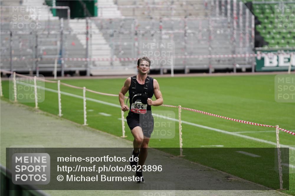 05.10.2025 - 20. swb-Marathon Bremen Michael Burmester http://msf.ph/oto/9323896 05.10.2025 12:14:24 Laufen im Stadion 157, 604, 304, 410 meine-sportfotos.de