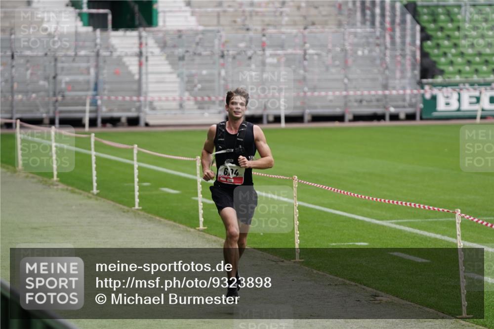 05.10.2025 - 20. swb-Marathon Bremen Michael Burmester http://msf.ph/oto/9323898 05.10.2025 12:14:24 Laufen im Stadion 157, 604, 304, 410 meine-sportfotos.de
