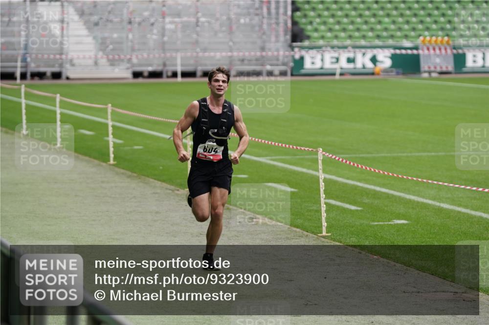 05.10.2025 - 20. swb-Marathon Bremen Michael Burmester http://msf.ph/oto/9323900 05.10.2025 12:14:25 Laufen im Stadion 157, 604, 304 meine-sportfotos.de