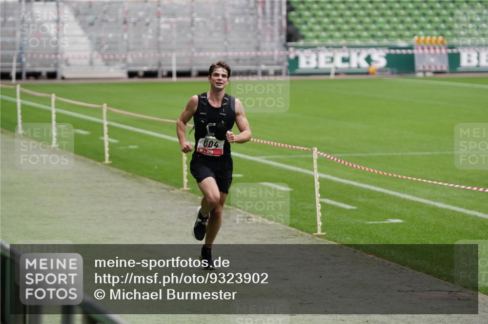 05.10.2025 - 20. swb-Marathon Bremen Michael Burmester http://msf.ph/oto/9323902 05.10.2025 12:14:25 Laufen im Stadion 157, 604, 304 meine-sportfotos.de