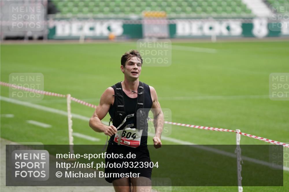 05.10.2025 - 20. swb-Marathon Bremen Michael Burmester http://msf.ph/oto/9323904 05.10.2025 12:14:27 Laufen im Stadion 157, 604 meine-sportfotos.de