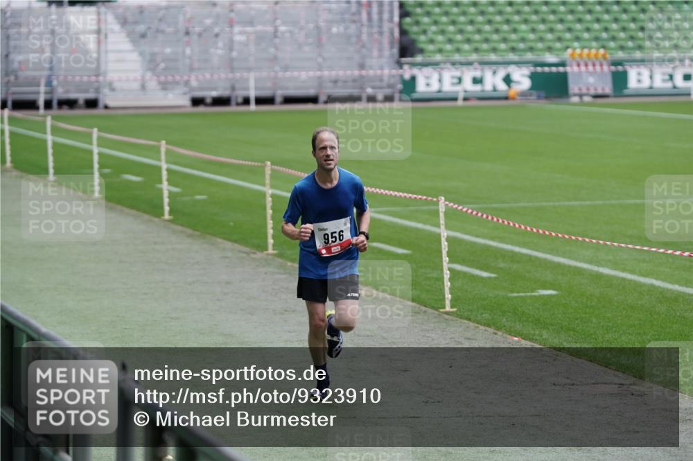 05.10.2025 - 20. swb-Marathon Bremen Michael Burmester http://msf.ph/oto/9323910 05.10.2025 12:14:34 Laufen im Stadion 157, 604, 956 meine-sportfotos.de