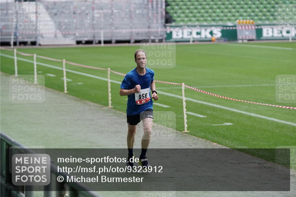 05.10.2025 - 20. swb-Marathon Bremen Michael Burmester http://msf.ph/oto/9323912 05.10.2025 12:14:35 Laufen im Stadion 157, 604, 956 meine-sportfotos.de