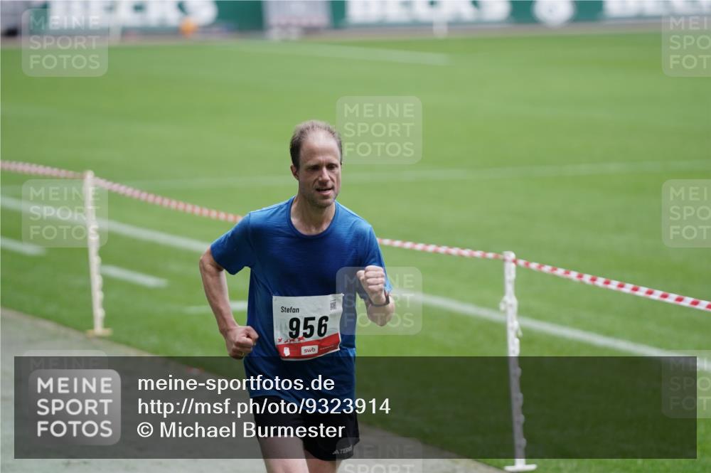 05.10.2025 - 20. swb-Marathon Bremen Michael Burmester http://msf.ph/oto/9323914 05.10.2025 12:14:36 Laufen im Stadion 157, 604, 956 meine-sportfotos.de