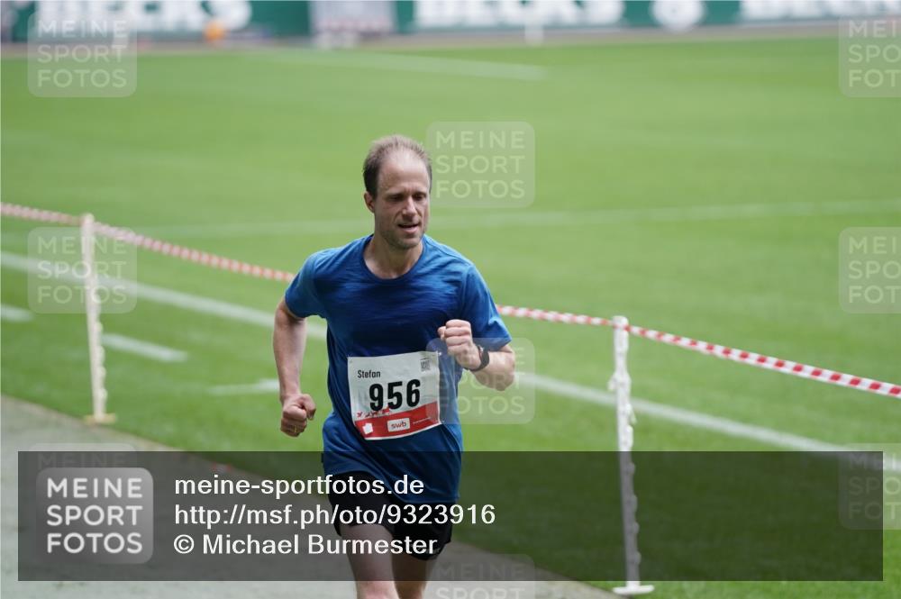 05.10.2025 - 20. swb-Marathon Bremen Michael Burmester http://msf.ph/oto/9323916 05.10.2025 12:14:36 Laufen im Stadion 157, 604, 956 meine-sportfotos.de