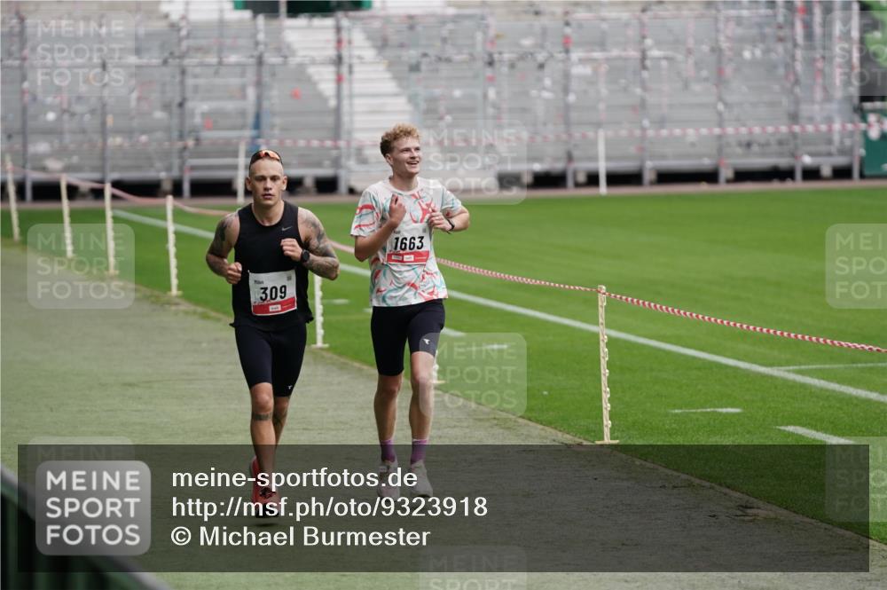 05.10.2025 - 20. swb-Marathon Bremen Michael Burmester http://msf.ph/oto/9323918 05.10.2025 12:15:29 Laufen im Stadion 309, 956, 1663, 157, 604 meine-sportfotos.de