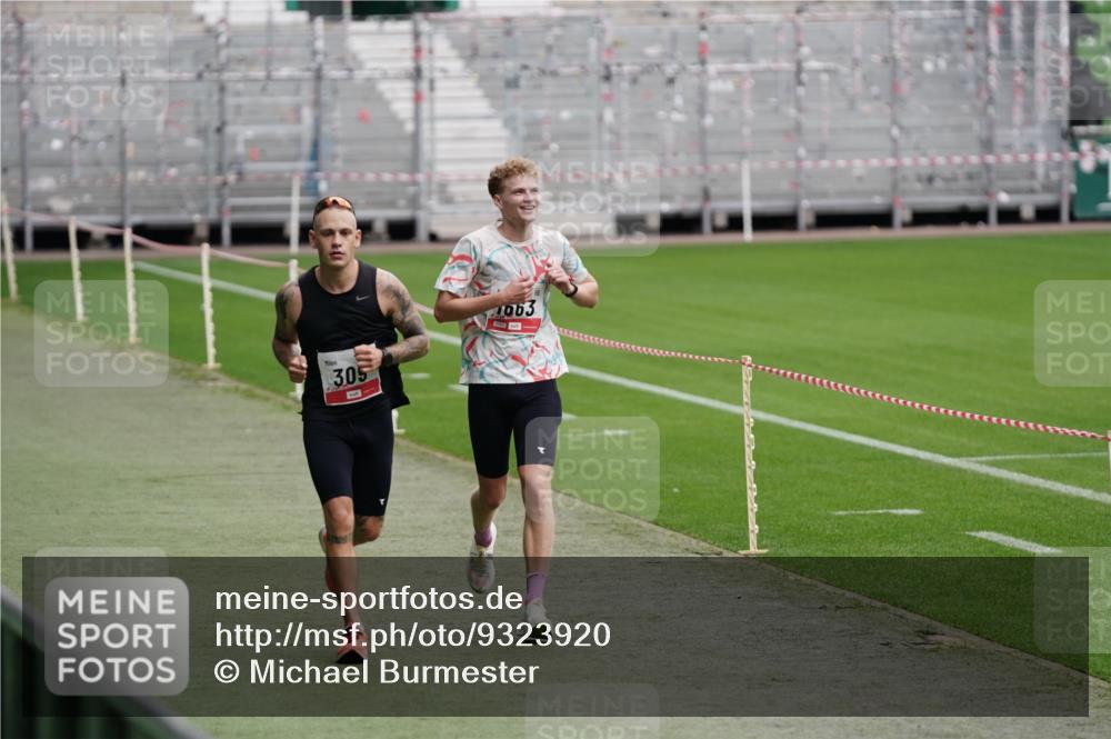 05.10.2025 - 20. swb-Marathon Bremen Michael Burmester http://msf.ph/oto/9323920 05.10.2025 12:15:29 Laufen im Stadion 309, 956, 1663, 157, 604 meine-sportfotos.de