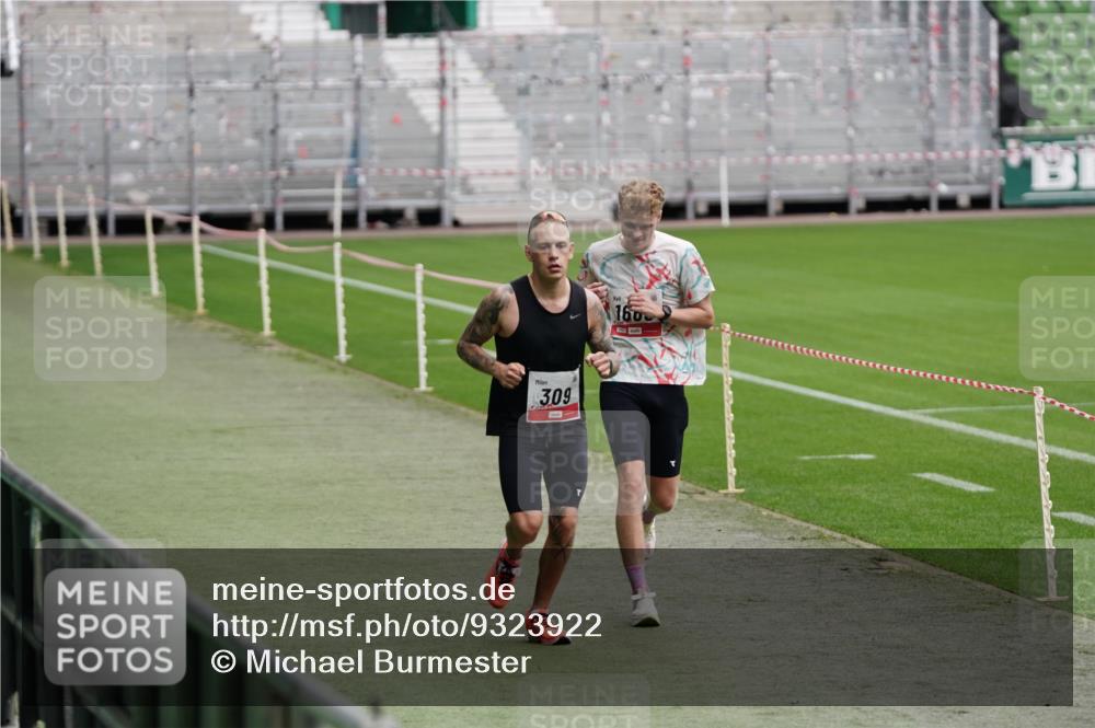 05.10.2025 - 20. swb-Marathon Bremen Michael Burmester http://msf.ph/oto/9323922 05.10.2025 12:15:31 Laufen im Stadion 309, 1663, 157, 604, 956 meine-sportfotos.de