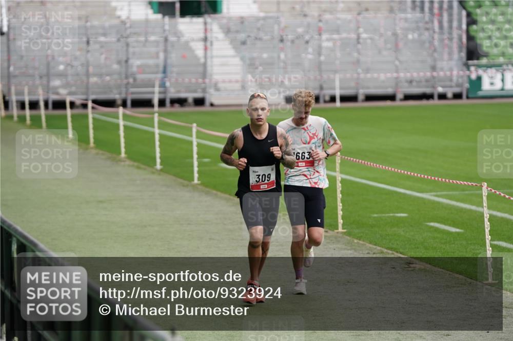 05.10.2025 - 20. swb-Marathon Bremen Michael Burmester http://msf.ph/oto/9323924 05.10.2025 12:15:31 Laufen im Stadion 309, 1663, 157, 604, 956 meine-sportfotos.de